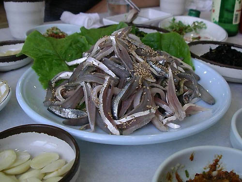 뼈를 발라내지 않고 회를 친 전어를 된장과 마늘과 상치에 한쌈하는 맛은 기가 막히다. 